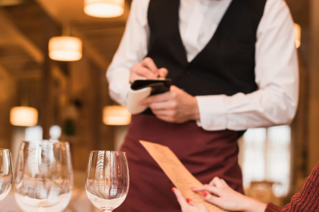 Несовершеннолетний может работать в барах ресторанах