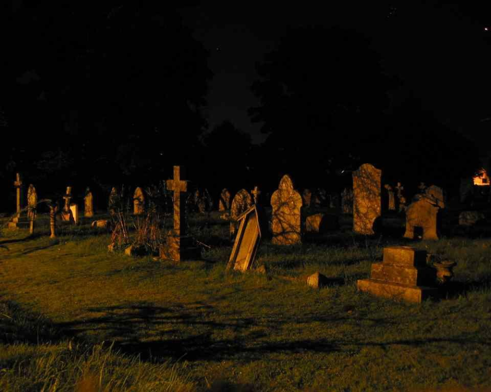 Похоронили ночью. Кладбище ночью. Деревенское кладбище ночью. Могила ночью.